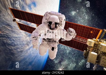 Astronauta nello spazio esterno Foto Stock