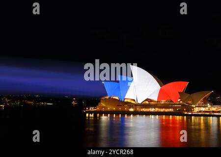 La Sydney Opera House è illuminata dai colori della bandiera francese, rosso, bianco e blu Foto Stock