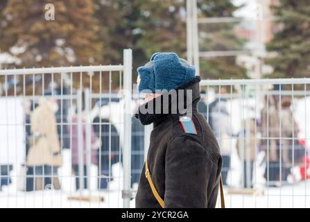 Russo non identificato poliziotto in divisa invernale Foto Stock