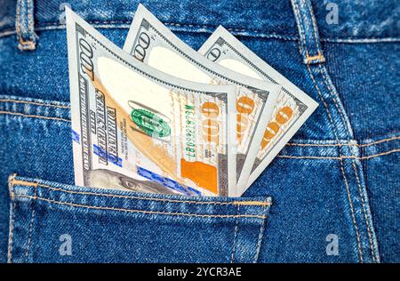 Banconote da cento dollari USA Bill fuori della schiena tasca dei jeans Foto Stock