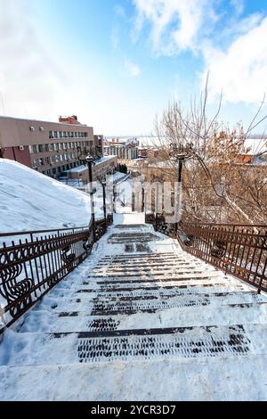 SAMARA, RUSSIA - 14 MARZO 2013: La scala metallica che porta alla fabbrica di birra Zhiguli in inverno Foto Stock