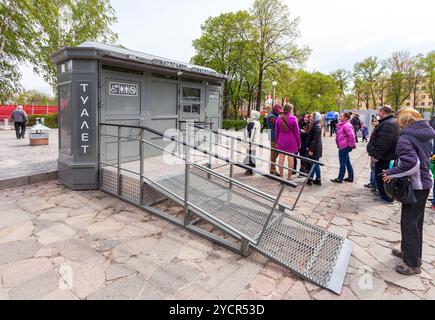 La gente sta in fila vicino al bagno pubblico di Samara, in Russia Foto Stock