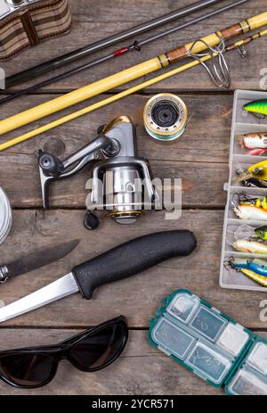 Attrezzature da pesca per viaggi su tavole di legno Foto Stock