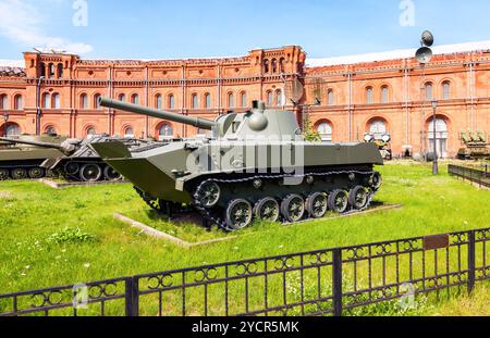 Mortaio anfibio sovietico semovente da 120 mm 2S9 NONA-S nel Museo dell'Artiglieria di San Pietroburgo, Russia Foto Stock