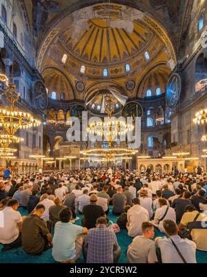 Persone che pregano a Santa Sofia, Ayasofya, Istanbul, Turchia Foto Stock