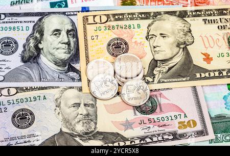 Il russo rubli monete su banconote di dollari close up Foto Stock