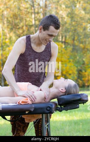 La donna caucasica sdraiato su un lettino da massaggio Foto Stock