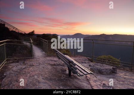 Spettacolari cieli all'alba sopra la testa con vista da Pulpit Rock, Blackheath, paesaggi mozzafiato e viste sulla Grose Valley con Mount Baniks dir Foto Stock