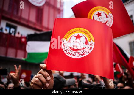 Tunisi, Tunisia. 1° maggio 2024. A Tunisi si si svolge una grande manifestazione in occasione della giornata internazionale dei lavoratori, ma anche della resistenza palestinese nel mezzo della devastante guerra a Gaza. Diverse bandiere palestinesi sono state sventolate durante l'evento, insieme alla bandiera tunisina e alle bandiere UGTT. Il segretario generale dell'Unione generale tunisina del lavoro (UGTT) Noureddine Taboubi ha tenuto un discorso durante l'evento dalla sede dell'UGTT Foto Stock