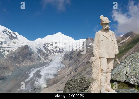 Veduta della figura dell'imperatore Francesco Giuseppe, del ghiacciaio Pasterze e del Johannisberg, del Parco Nazionale degli alti Tauri, della Carinzia, Austria Foto Stock