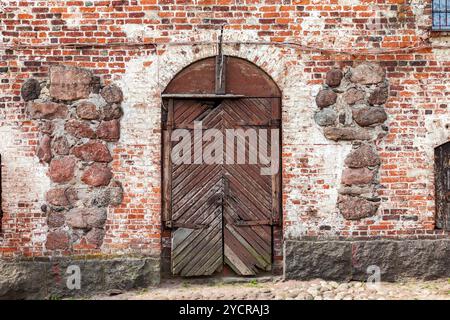 Antico cancello di legno al castello medievale in Vyborg, Russia Foto Stock