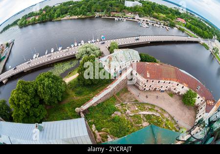 Vista fisheye sulla città vecchia dal ponte di osservazione di Vyborg castello di Vyborg, Russia Foto Stock