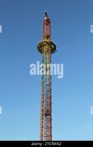 Giro in caduta libera della torre di caduta nel parco divertimenti Foto Stock