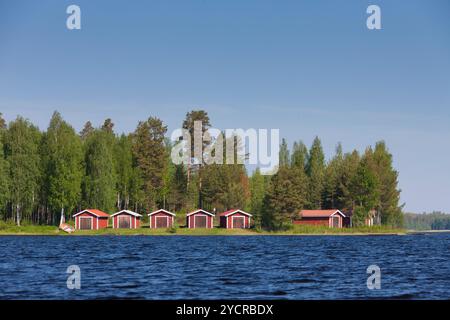 Capannoni di barche in legno sul lago Siljan, Dalarna, Svezia Foto Stock