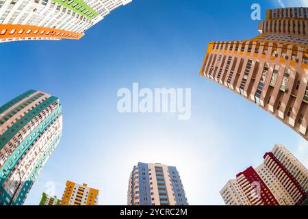 Vista fisheye sul nuovo alti edifici di appartamenti contro il cielo blu sullo sfondo Foto Stock