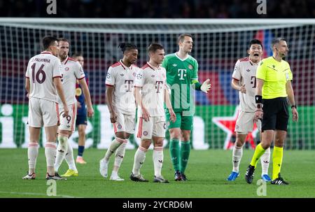 Barcellona, Spagna. 23 ottobre 2024. Calcio: Champions League, FC Barcelona - Bayern Monaco, turno preliminare, partita 3 all'Estadi Olimpic Lluis Companys. I giocatori di Monaco si lamentano dell'arbitro Slavko Vincic (r) per un fallo nell'accumulo del gol 2:1. Crediti: Sven Hoppe/dpa/Alamy Live News Foto Stock