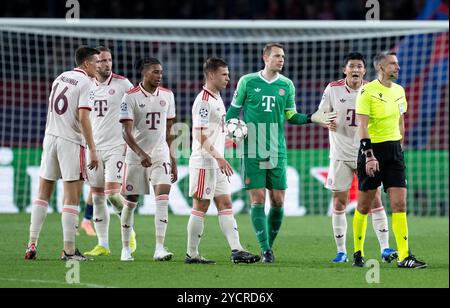 Barcellona, Spagna. 23 ottobre 2024. Calcio: Champions League, FC Barcelona - Bayern Monaco, turno preliminare, partita 3 all'Estadi Olimpic Lluis Companys. I giocatori di Monaco si lamentano dell'arbitro Slavko Vincic (r) per un fallo nell'accumulo del gol 2:1. Crediti: Sven Hoppe/dpa/Alamy Live News Foto Stock