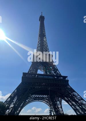 Torre Eiffel con gli anelli olimpici e il Flare della fotocamera Foto Stock