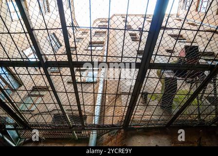 Vista sul soffitto realizzato in metallo ringhiere del KGB carcere cantiere in Riga, Lettonia Foto Stock