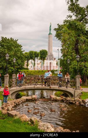 Persone sul ponte con i lucchetti, riga, Lettonia Foto Stock