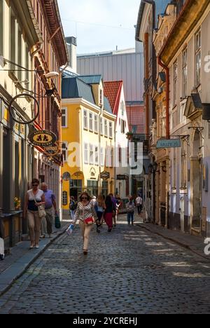 Strada nel centro storico di riga, Lettonia Foto Stock