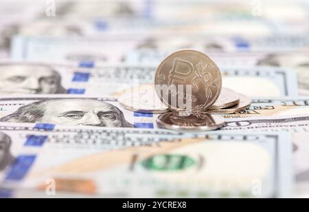 Il russo rubli monete su banconote di dollari close up Foto Stock