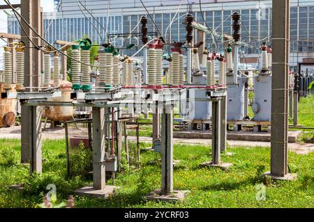 Parte della Sottostazione di alta tensione con gli interruttori in estate giornata di sole Foto Stock