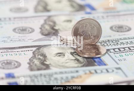 Il russo rubli monete su banconote di dollari close up Foto Stock