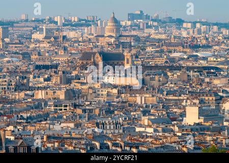 Vista di Parigi dalla Basilica del Sacro Cœur a Montmartre, Montmartre, Parigi, Île-de-France, Francia, Europa Foto Stock