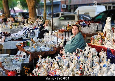 La banchina cinese si trova a Yerevan Vernissage, un grande mercato all'aperto situato lungo Aram e Buzand Street, Erevan, Armenia, Eurasia Foto Stock