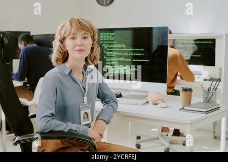 Giovane donna al Workplace nell'ufficio di sicurezza informatica Foto Stock