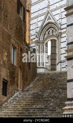 Siena, Italia, 28 novembre, 2022: Scale che dal centro storico conducono alla piazza del Duomo nella storica Siena, Europa Foto Stock