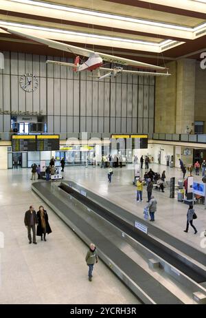 Passeggeri all’aeroporto Tempelhof, due giorni prima della chiusura delle operazioni di volo, Berlino, 28 ottobre 2008, Berlino, Berlino, Germania, Europa Foto Stock