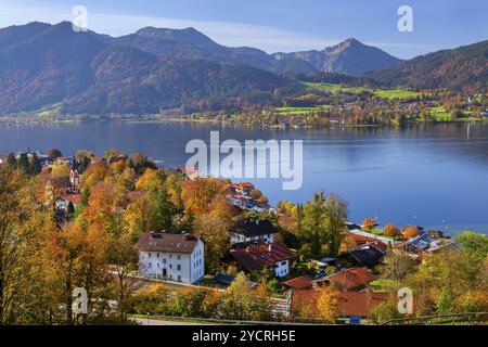 Panorama della città e del lago con vista sul lago di Bad Wiessee in autunno, città di Tegernsee, Tegernsee, valle di Tegernsee, montagne di Mangfall, Bavari Foto Stock