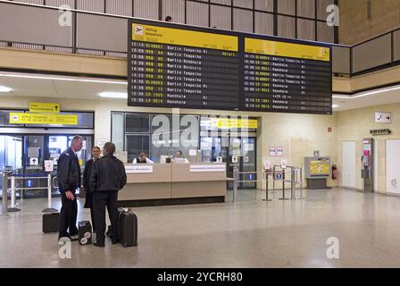 Passeggeri all’aeroporto Tempelhof, due giorni prima della chiusura delle operazioni di volo, Berlino, 28 ottobre 2008, Berlino, Berlino, Germania, Europa Foto Stock