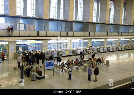 Passeggeri all’aeroporto Tempelhof, due giorni prima della chiusura delle operazioni di volo, Berlino, 28 ottobre 2008, Berlino, Berlino, Germania, Europa Foto Stock