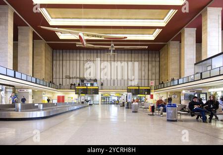 Passeggeri all’aeroporto Tempelhof, due giorni prima della chiusura delle operazioni di volo, Berlino, 28 ottobre 2008, Berlino, Berlino, Germania, Europa Foto Stock