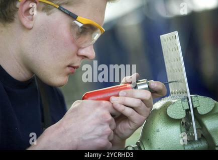 Wildau, DEU, 08.05.2008, tirocinante presso il laboratorio di formazione di Trainico, che si forma come meccanico di aeromobili, Wildau, Brandeburgo, Germania, Europa Foto Stock