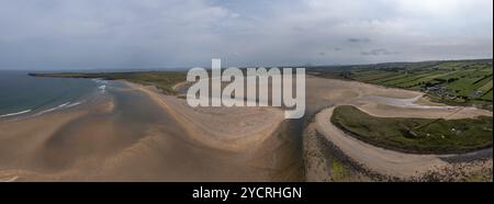 Una vista panoramica drone paesaggio della bella spiaggia di sabbia dorata a Lacken Strand sulla costa di North Mayo in Irlanda Foto Stock