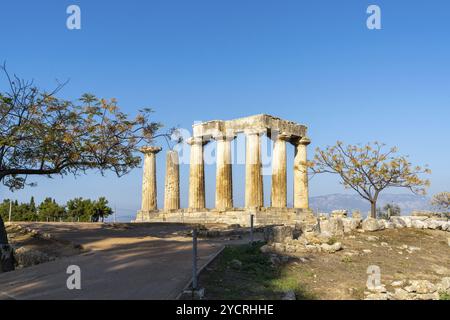 Corinto, Grecia, 8 novembre 2022: Veduta del Tempio di Apollo nell'antica Corinto, Grecia meridionale, Europa Foto Stock