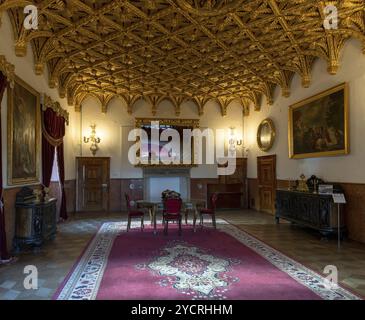 Bojnice, Slovacchia, 26 settembre 2022: Vista della sala d'oro all'interno dello storico castello di Bojnice, Europa Foto Stock