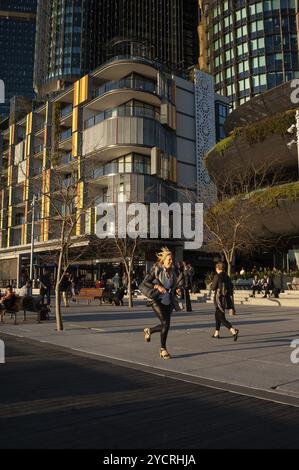 20.09.2018, Sydney, New South Wales, Australia, la gente cammina lungo il lungomare di Wulugul Walk a Barangaroo South. Sullo sfondo c'è il moderno Foto Stock