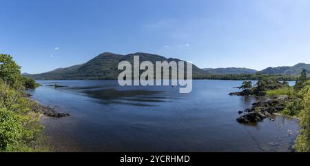 Muckross, Irlanda, 10 agosto 2022: I turisti si godono un giro in barca sul lago Muckross nel Parco Nazionale di Killarney in una splendida giornata estiva, in Europa Foto Stock