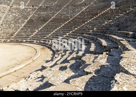 Epidauros, Grecia, 9 novembre 2022: Veduta dell'antico teatro di Epidauros nel sud della Grecia, Europa Foto Stock