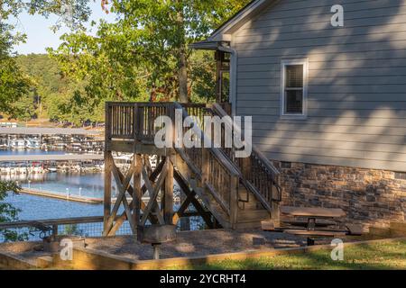 Cottage sul lago Lakeside affacciato sul porticciolo di Park sul lago Allatoona presso il Red Top Mountain State Park di Cartersville, Georgia. (USA) Foto Stock