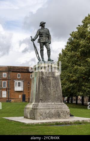 Winchester, Regno Unito, 8 settembre 2022: Vista del King's Royal Rifle Corps War Memorial nel centro di Winchester, in Europa Foto Stock