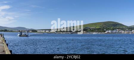 Renard Point, Irlanda, 8 agosto 2022: Paesaggio panoramico dell'isola di Valentia e Sound con il traghetto che arriva a Renard Point, Europa Foto Stock