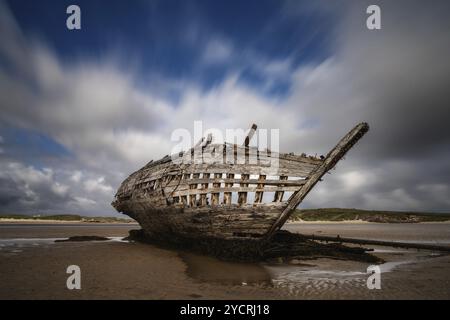 Una vista del naufragio della Cara Na Mara sulla spiaggia di Mageraclogher in Irlanda Foto Stock