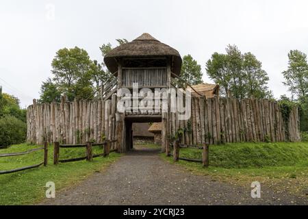 Wexford, Irlanda, 18 agosto 2022: Veduta di un forte ad anello del primo medioevo ricostruito nel Parco del patrimonio nazionale irlandese, Europa Foto Stock