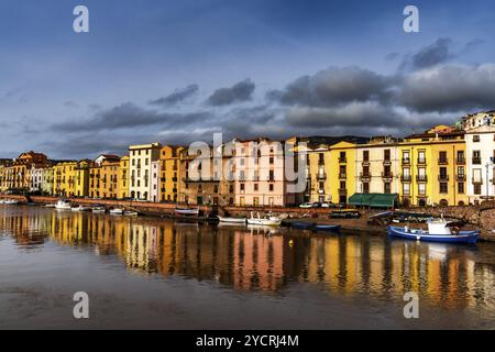 Bosa, Italia, 13 dicembre 2022: Case colorate e barche da pesca sul lungomare di Bosa sul fiume Terno, Europa Foto Stock